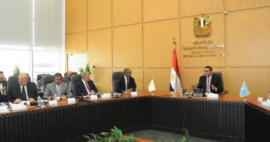 وزير الإسكان يعقد اجتماعا موسعا لمتابعة موقف مشروعات "حياة كريمة" بمحافظة أسوان