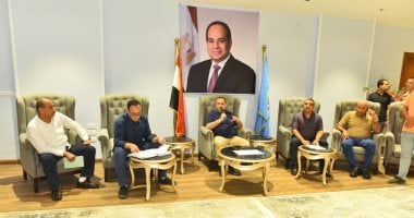 محافظ أسيوط يشهد تسليم تعويضات لسكان عرب المدابغ ضمن تطوير المناطق غير الآمنة جانب من الاجتماع