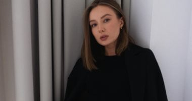 إطلالة باللون الأسود والجينز 