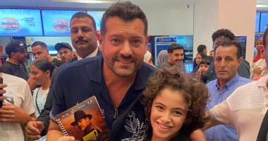 الفنان عمرو يوسف مع الطفل مراد يسرى 