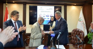 رئيس الأعلى للإعلام يكرم شيخ الإذاعيين فهمى عمر