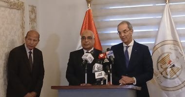 وزيرا العدل والاتصالات خلال إطلاق منظومة التقاضى عن بعد