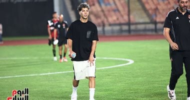 إمام عاشور لاعب فريق الأهلى 