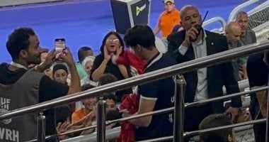 اللجنة المنظمة توزع قميص منتخب الناشئين على الجماهير في المدرجات قبل لقاء الدنمارك الجماهير في كأس العالم للأندية