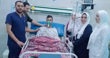 إنقاذ شاب من الموت إثر إصابته بلدغات ثعبان كوبرا فى البحيرة الشاب بعد إنقاذه من لدغات الكوبرا