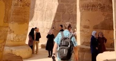 أفواج من حول العالم يستمتعون بزيارات صباحية للمعابد
