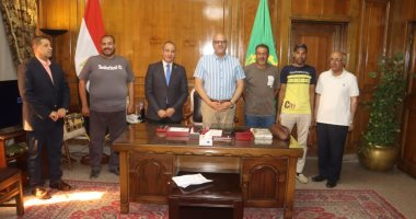 محافظ القليوبية يكرم 3 سائقى لوادر لجهودهم فى إخماد حريق مصنع بالخانكة