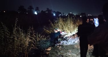 انتشال سيارة سقطت بالترعة الإبراهيمية بطهطا.. وجهود للبحث عن مستقليها.. فيديو انتشال سيارة سقطت بالترعة الإبراهيمية بطهطا