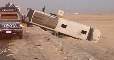 إصابة 30 شخصا فى تصادم أتوبيس مع سيارة نصف نقل بطريق أسيوط – البحر الأحمر جانب من الحادث