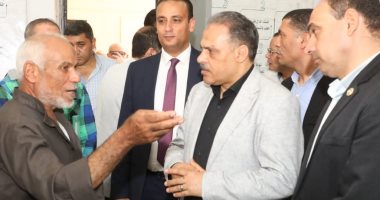 محافظ الشرقية يُتابع سير العمل بالمركز التكنولوجى لخدمة المواطنين بمدينة منيا القمح
