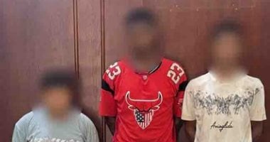 القبض على 3 عاطلين لاتهامهم بسرقة طالب فى الجيزة المتهمون