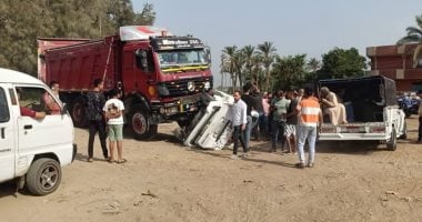 إصابة 4 أشخاص بحادث تصادم سيارة نقل ثقيل وميكروباص فى الخانكة جانب من الحادث