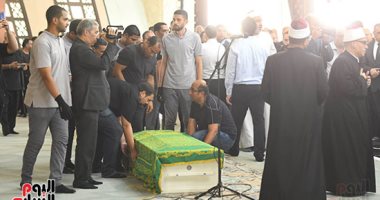 وداع على المصيلحى.. دموع محبيه فى جنازة رجل الدولة الإنسان