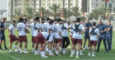 على ماهر مع لاعبى سيراميكا