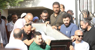 انتهاء صلاة الجنازة على صنع الله إبراهيم والجسد يوارى الثرى بمقابر وادي الراحة.. صور 