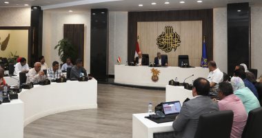 محافظ أسوان يترأس اجتماع اللجنة العليا للسياحة للارتقاء بالخدمات جانب من اجتماع السياحة بأسوان