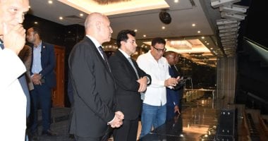 وزير الرياضة ومحافظ القاهرة يتفقدان أرضية ملعب استاد القاهرة الدولى جانب من الجولة التفقدية