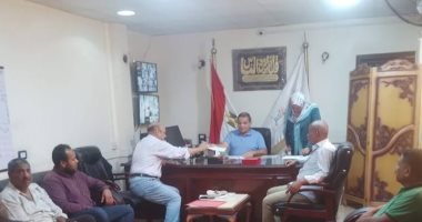 مدينة أرمنت تناقش تسليم أرض لإقامة مجمع شتلات قصب ومنشر لتجفيف الطماطم