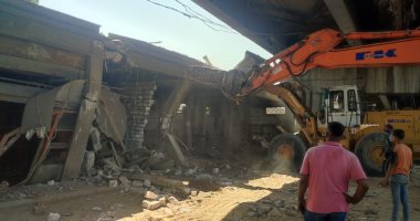 إزالة عدد من الورش المخالفة أسفل كوبرى أبيس بالإسكندرية