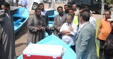 فرحة الصيادين بتسليم 21 مركب وأدوات صيد لهم