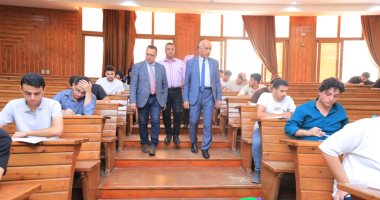 رئيس جامعة كفر الشيخ يتفقد سير امتحانات الفرقة الرابعة بكلية الطب