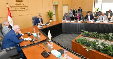وزير الإسكان يترأس الاجتماع الأول للجنة تخصيص وحدات سكنية لموظفى العاصمة الإدارية