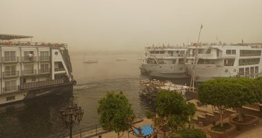 شبورة ترابية تغطى سماء أسوان وسط تحذيرات من تقلبات الطقس.. فيديو