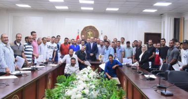 وزير العمل يسلم 93 عقد عمل لعمالة مصرية للعمل فى البوسنة والإمارات والأردن