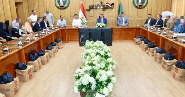 محافظ المنوفية يوزع مساعدات مالية وعينية لــ55 حالة إنسانية بقيمة نصف مليون جنيه