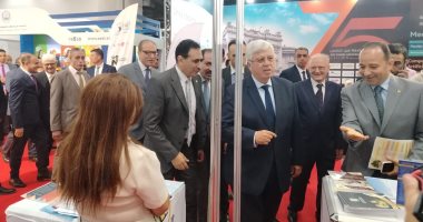 وزير التعليم العالى والبحث العلمى يشيد بجناح جامعة القاهرة بمعرض "أخبار اليوم "