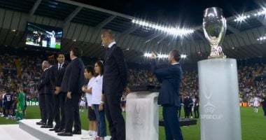 باريس سان جيرمان يتسلم كأس السوبر الأوروبي بحضور فلسطيني مميز (فيديو) مراسم تتويج باريس بلقب السوبر الأوروبي