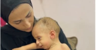 الطفل أنس أبو السعيد ووالدته