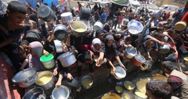 مشاهد تدمى لها القلوب.. معاناة الحصول على الطعام فى قطاع غزة مستمرة