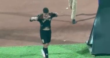 أحمد شعبان لاعب فاركو يمزق التيشيرت عقب استبداله أمام الأهلى.. فيديو الأهلي وفاركو