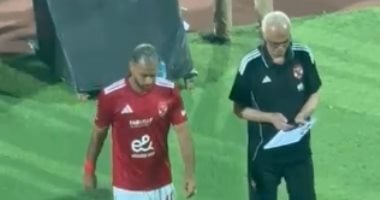 الحزن يسيطر على بيكهام عقب عدم مشاركته فى تشكيل الأهلى أمام فاركو.. فيديو بيكهام