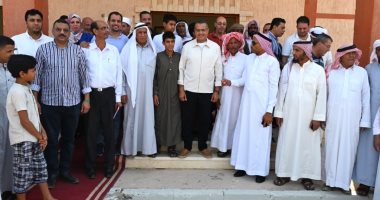 محافظ جنوب سيناء يلتقى الأهالى ويعلن عن حزمة مشروعات تنموية بطابا جانب من اللقاء