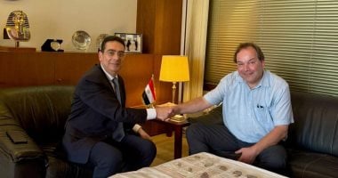 سفير مصر في لاهاي يتسلم قطعًا أثرية 