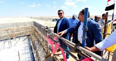 وزير الإسكان يتفقد مشروع إنشاء محطة لتحلية المياه وكومباوند مزارين بالعلمين الجديدة