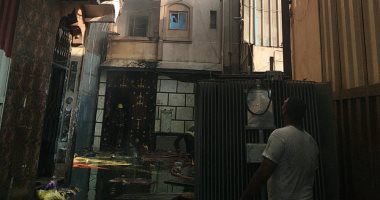 إخماد حريق نشب بمخزن خردة