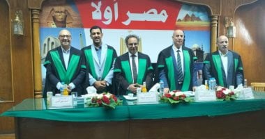 الباحث إبراهيم عاطف مع لجنة المناقشة