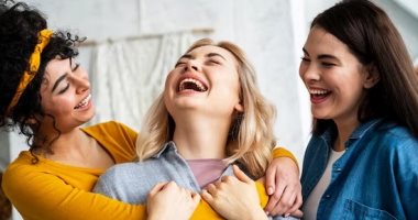 يوم إلقاء النكت.. 5 أبراج دمها خفيف وفرفوشة دايما أصدقاء يضحكون