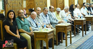 مثقفون وصحفيون يقدمون واجب العزاء فى صنع الله إبراهيم.. صور 