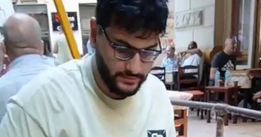 لعب شيش وبيش.. بطولة الجمهورية للدومينو والطاولة على مقاهي الإسكندرية.. فيديو