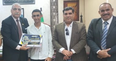 مدير تعليم القليوبية يكرم طالب إعدادى اكتشف نظرية جديدة فى الفيزياء