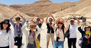 سياح العالم يستمتعون بزيارة المعابد والمقابر الأثرية فى الأقصر