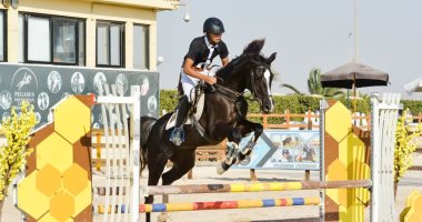 "محمود" يحصد بطولات في الفروسية بساق واحدة.. وكلمة السر دعم الأم