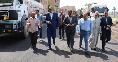 محافظ سوهاج يتفقد أعمال الرصف والتطوير ورفع كفاءة الطرق والشوارع بالمنشأة جانب من جولة المحافظ