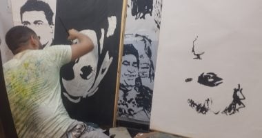 أبانوب خلال رسم اللوحات