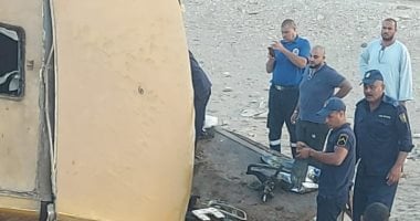 مصرع شخصين وإصابة 30 آخرين فى انقلاب أتوبيس نقل على الطريق الصحراوى بأسيوط انقلاب اتوبيس