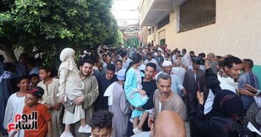 مولد الإمام العربى.. موروث صوفى يتجدد فى كلح المفالسة بأسوان.. موكب الجمل والصندوق الأخضر أبرز مظاهر الاحتفال.. يجوب القرية وسط إطلاق الزغاريد.. موائد الإطعام تستمر أسبوعا.. وضيوف من ماليزيا يأتون كل عام.. صور مولد الإمام العربى